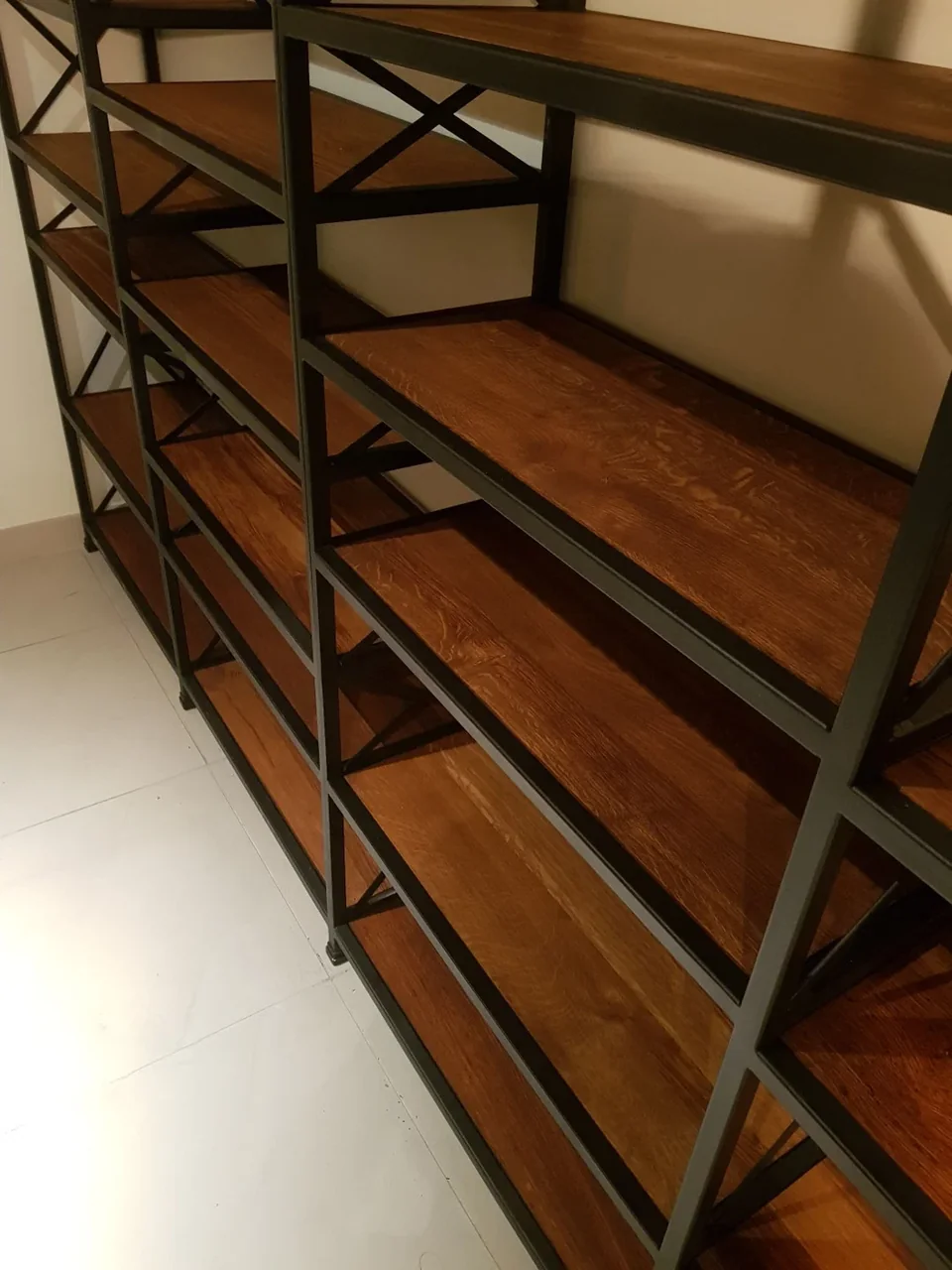 Tablettes bibliothèque en chêne foncé
