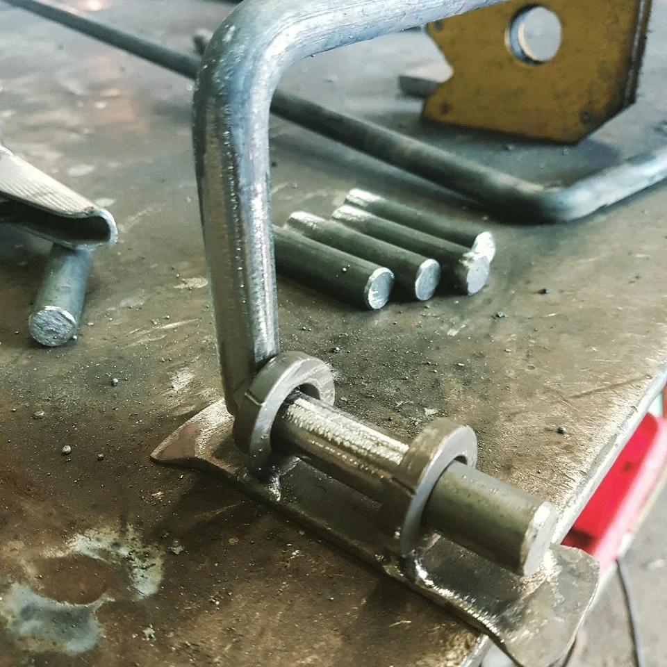 Détail de tringle à rideaux en fer forgé