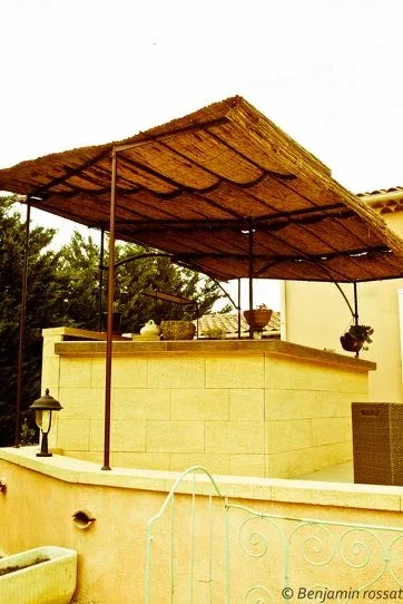 Pergola, treille avec couverture en paillons